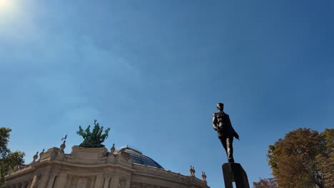 statue general charles de gaulle avenue des champs-élysées, paris, france