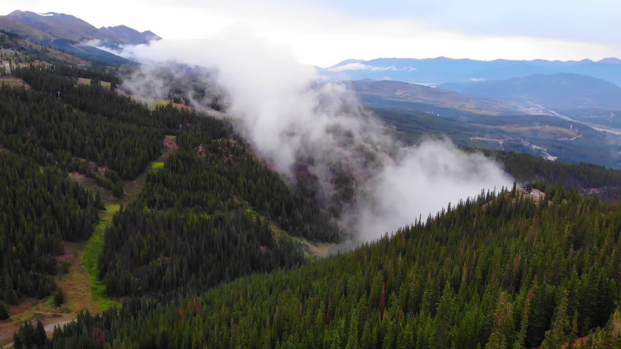 exuberante paisaje alpino verde en el valle de las montañas rocosas y cadenas montañosas en colorado, ee.uu.