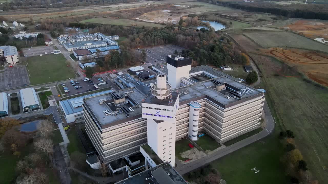 edificio orion y torre pegasus, bt office block martlesham, suffolk uk drone imágenes aéreas 4k
