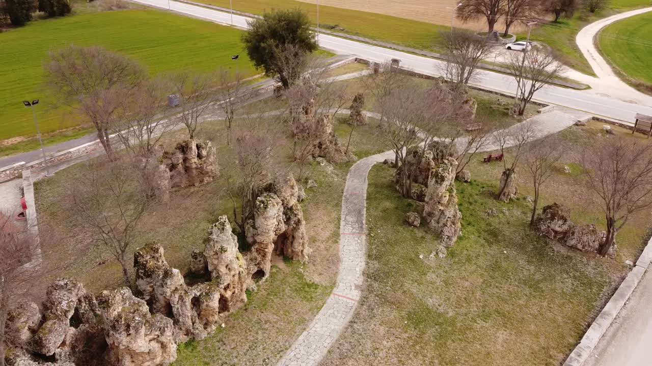 En cinematisk droneudforskning af Nymfopetres klippeformationer. Disse unikke vertikale kalkstensmonolitter skaber et mystisk landskab nær søen Volvi, formet af årtusinders erosion.