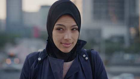 Porträt-Einer-Jungen-Muslimischen-Frau,-Die-Unglücklich-Aussieht,-Elender,-Windiger-Tag-In-Der-Stadt,-Schöne-Frau-Gemischter-Abstammung,-Die-Hijab-Trägt
