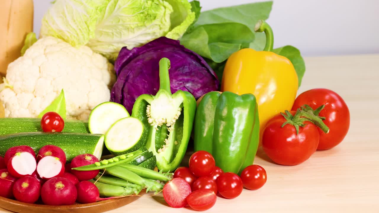 색 배경 에 전시 된 다양한 채소