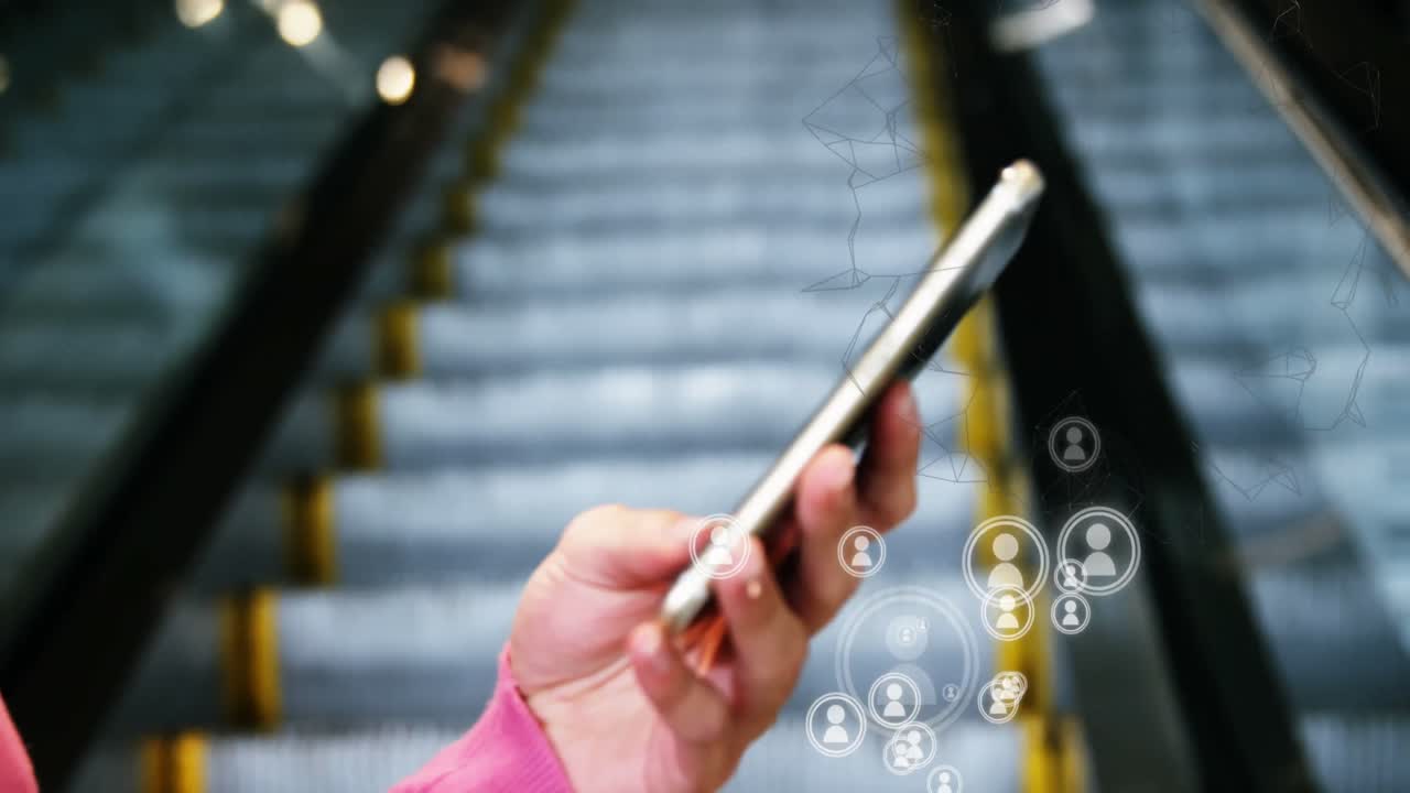 스마트폰을 사용하는 여성 위의 사람 아이콘 네트워크의 애니메이션