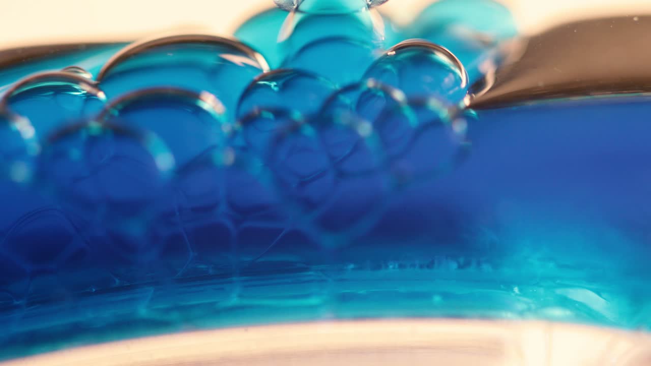 표면에 파란 액체가 흘러내립니다.