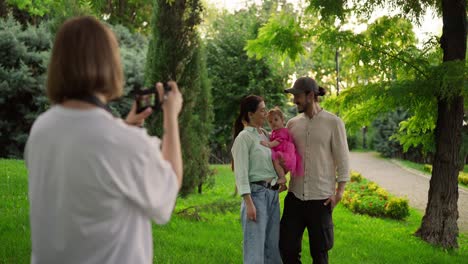 happy family photo shoot in the park