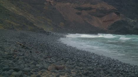 El-Paraíso-Oceánico-De-Lanzarote:-Surf-Y-Escapadas-A-La-Playa