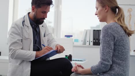 vista de la mano de la mujer habla con el médico acerca de su enfermedad