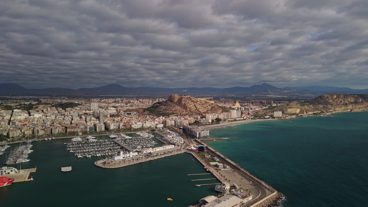 Vista aerea panoramica della marina di Alicante, della costa e del Castello di Santa Barbara