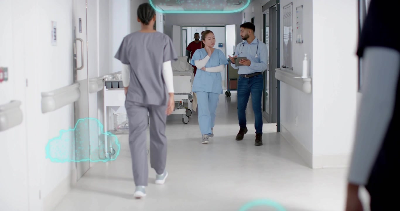 Enfermera y médico con uniforme gris caminando por el pasillo del hospital, reuniéndose con una tableta e iniciando nubes brillantes.