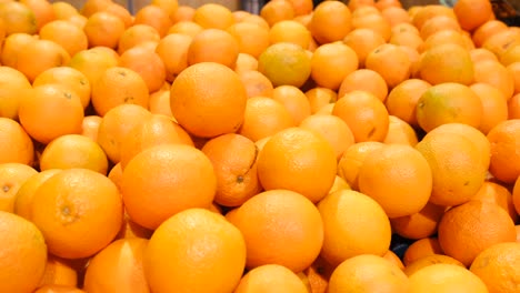 naranjas maduras en una caja de supermercado.