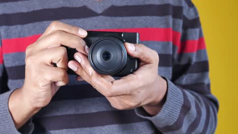 Un-Hombre-Está-Tomando-Fotografías-Con-Una-Cámara