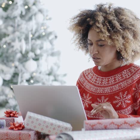 Mujer-Joven-Usando-Una-Computadora-Portátil-En-Navidad