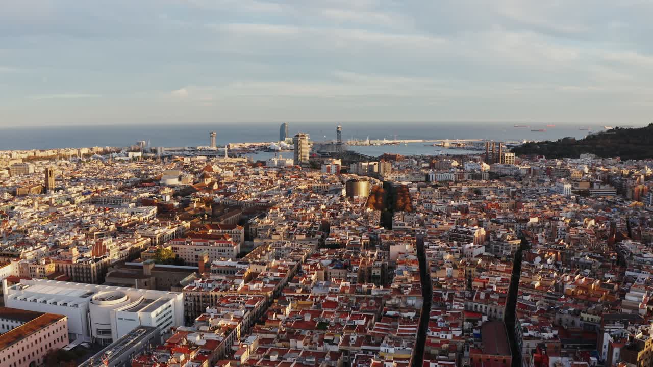 Luftfoto af Barcelona ved solnedgang