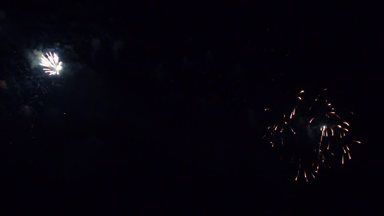 Splendido spettacolo astratto e colorato di fuochi d'artificio nel cielo notturno, simbolo di festa e anniversario di Capodanno per lo sfondo