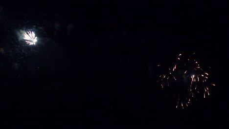 hermosos fuegos artificiales coloridos abstractos explotan en el cielo por la noche un símbolo de celebración en el aniversario de año nuevo para el fondo