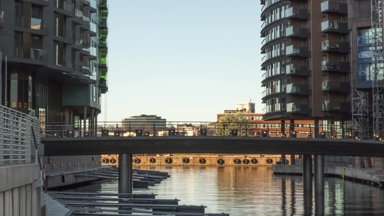 오슬로, 노르웨이,, 트래픽 크로싱 브릿지와 함께 tjuvholmen의 일몰 시간 간격