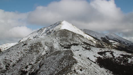 sensacional vista aérea de drones de la solitaria montaña blanca nevada, acercar, día