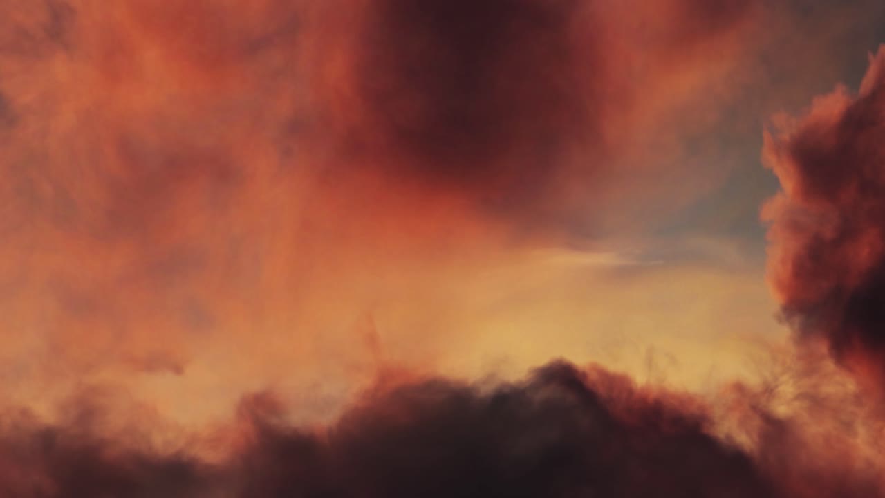 himmel bei sonnenuntergang oder sonnenaufgang mit ziehenden wolken