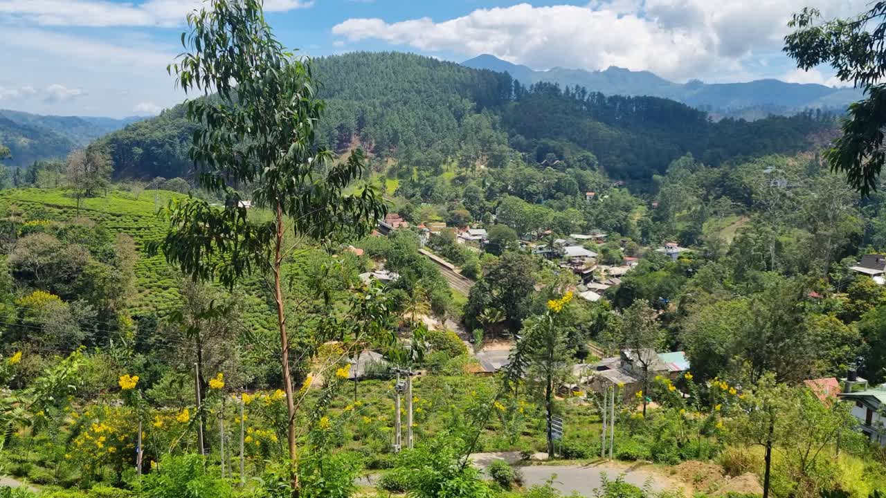 Paisagem tropical pitoresca na região montanhosa de Ella, Sri Lanka, apresentando vegetação verde exuberante e colinas ondulantes sob um céu parcialmente nublado, capturando a natureza serena das terras altas e a beleza cênica