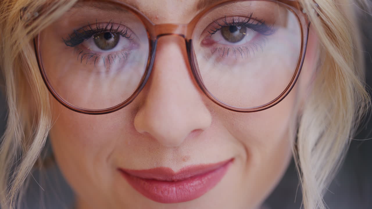 primer plano de la cara de una mujer sonriente