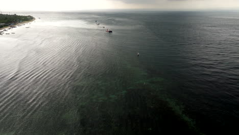 Largas-Ondulaciones-Rodando-Sobre-Un-Arrecife-Poco-Profundo-Cerca-De-Una-Isla-Tropical-En-Un-Día-Nublado