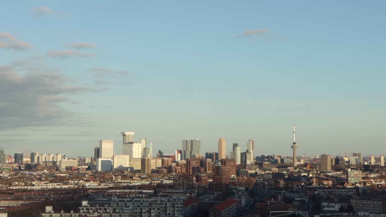 화창한 겨울날 네덜란드 로테르담의 스카이라인 클로즈업