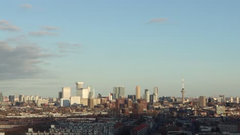 Primer-Plano-Del-Horizonte-De-Rotterdam,-Los-Países-Bajos-En-Un-Día-Soleado-De-Invierno