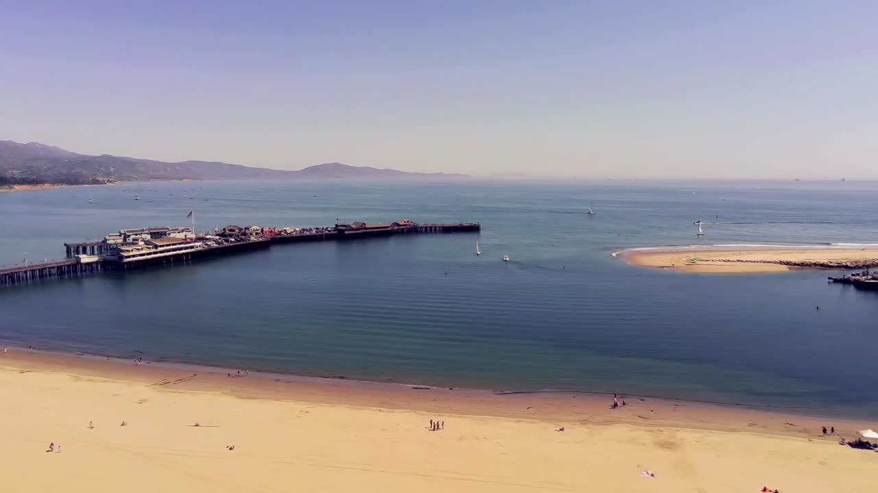 부두에 인접한 해변 위의 드론 비행, 산타 바바라 캘리포니아