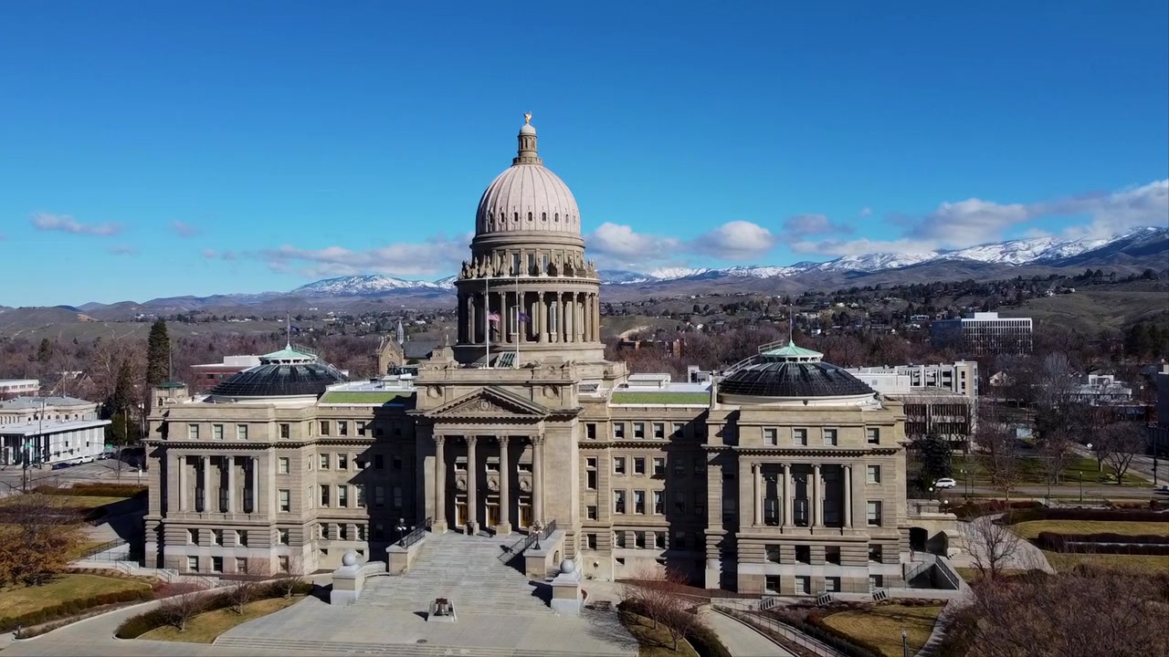 Droneoptagelse fra luften af Idaho State Capitol i centrum af Boise, der viser dens ikoniske kuppel, det omkringliggende bybillede og historiske arkitektur, ideel til turisme, regering eller salgsfremmende projekter