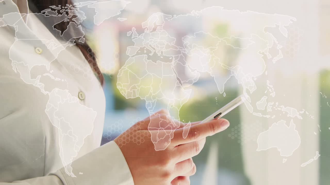 animación del mapa del mundo y procesamiento de datos sobre una mujer de negocios asiática que usa un teléfono inteligente en la oficina