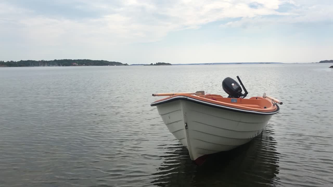 만에서 쉬고 있는 배