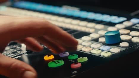 ingeniero de sonido en estudio haciendo música, dj popular asiático trabajando en estudio de radiodifusión o productor de música trabajando en studio de grabación, sala de ensayo, producción de audio.