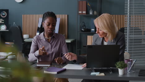 mujeres de negocios en una reunión