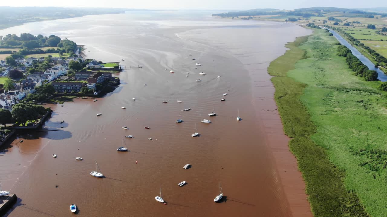 exe 강에 정박한 범선의 아름다운 조감도