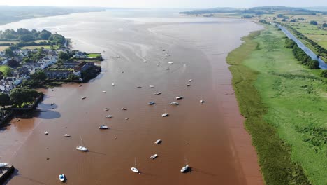 vista aérea escénica de veleros anclados en el río exe