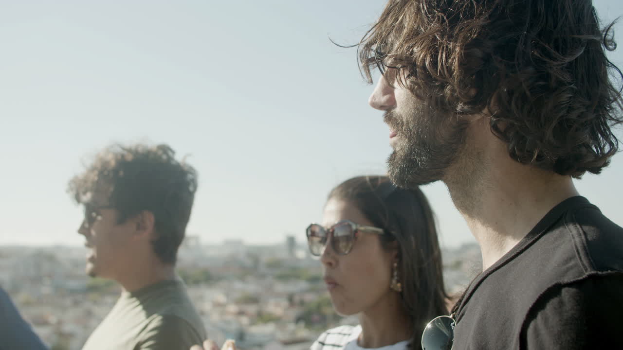 친구들과 옥상 파티에서 피자를 먹는 소녀