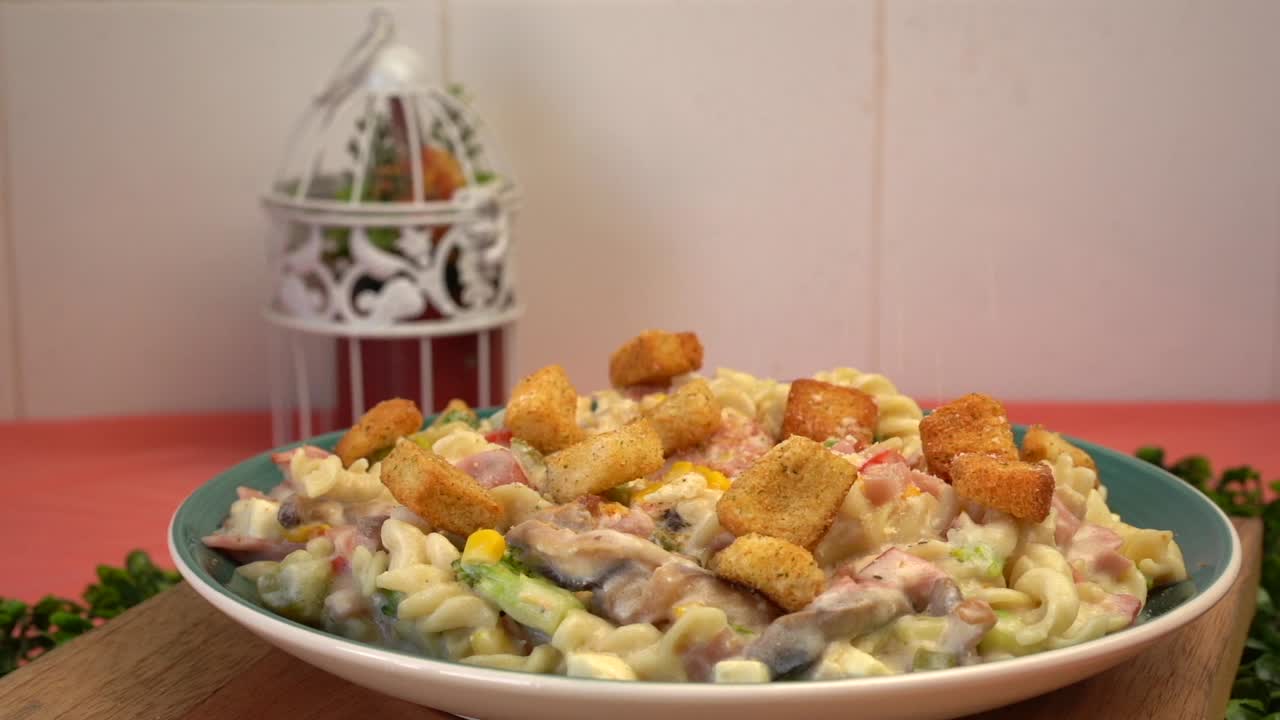 agregar parmesano a una receta de pasta en cámara lenta