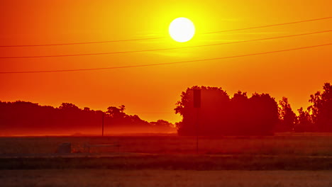 zicht op de rode zon die opkomt in timelapse