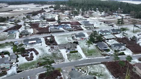 drone disparó de nieve cayendo activamente en el vecindario de washington