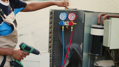 electricista trabajando en el aire acondicionado