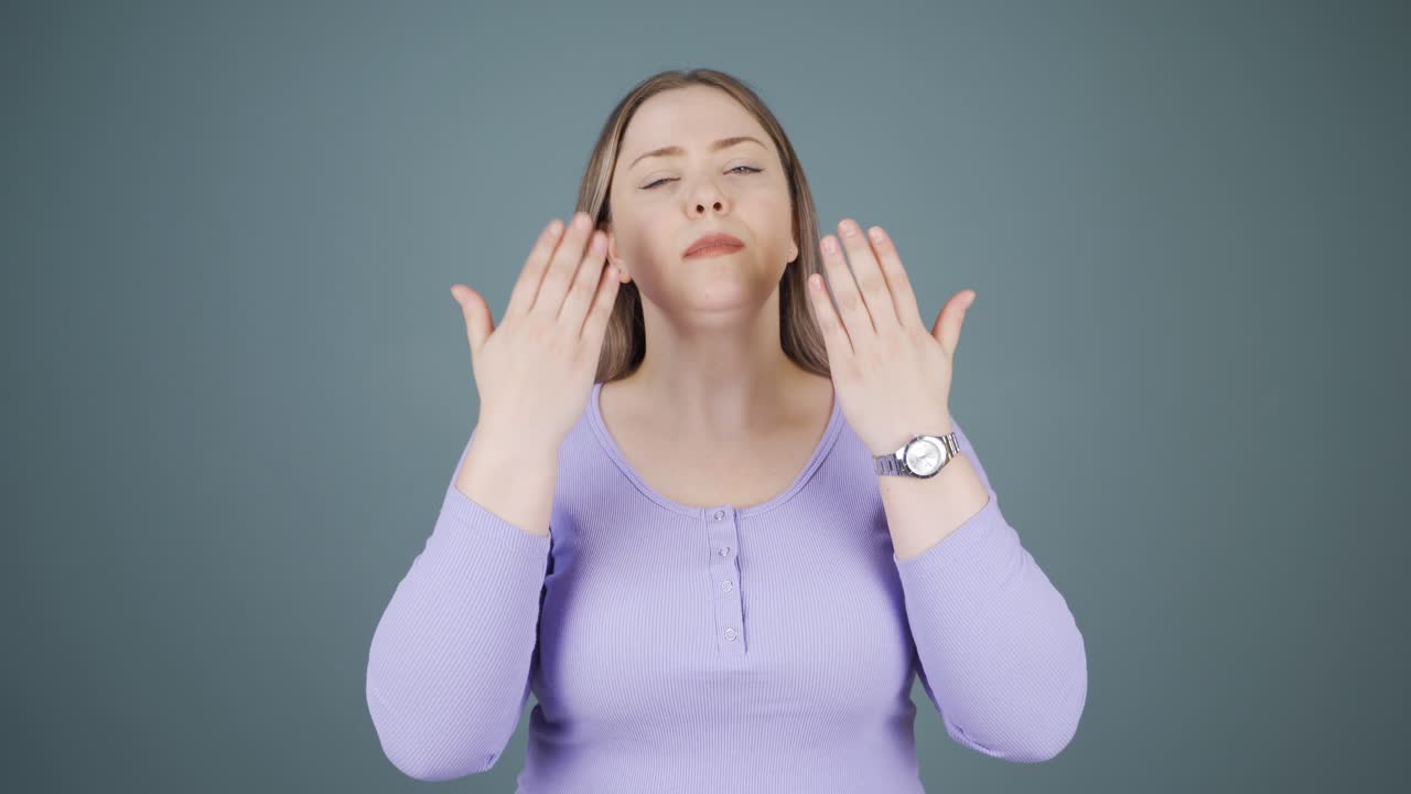 높은 공기 온도가 젊은 여자를 질식시키고 있습니다.