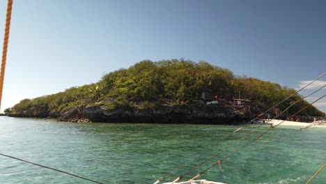 vista de pasajeros en el barco de viaje que sale de la isla