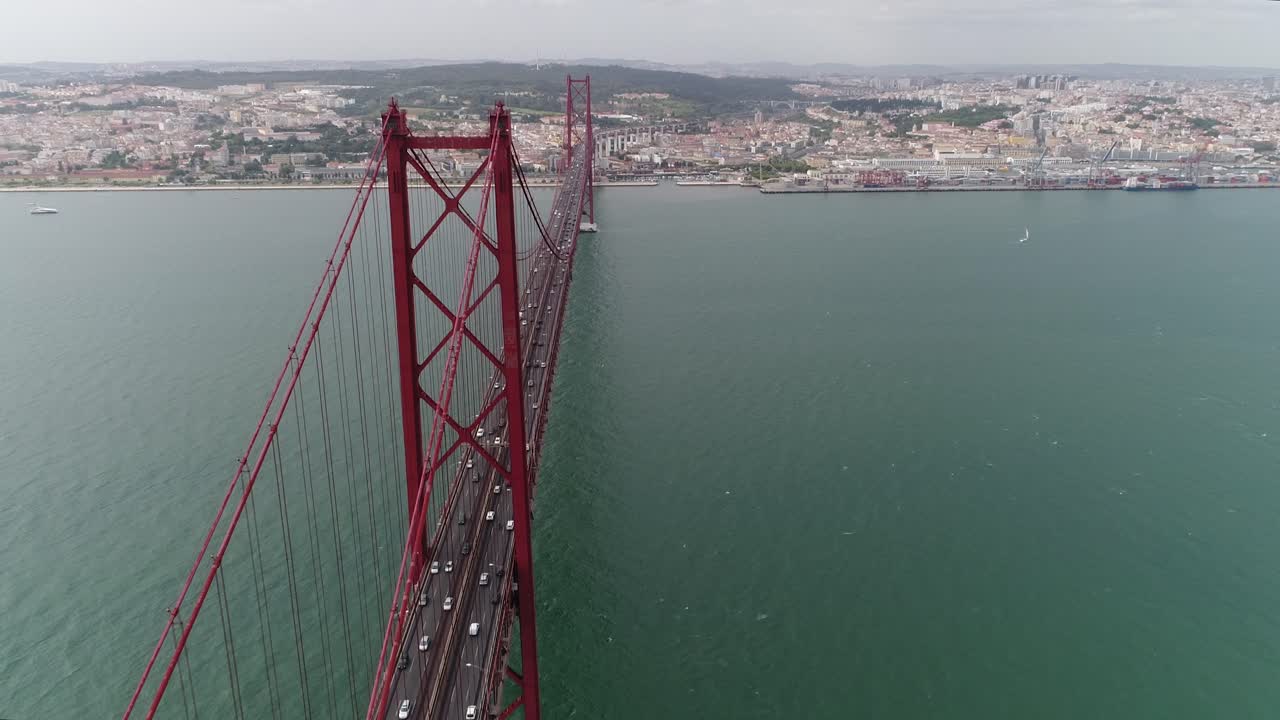 Sorvolando il Ponte 25 de Abril sul fiume Tago a Lisbona al mattino