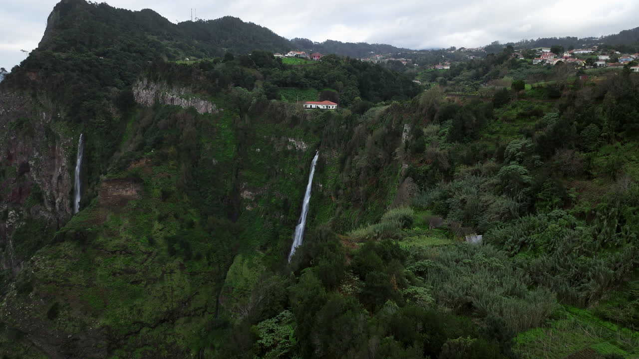 vista aérea de las cascadas que fluyen por el acantilado de la montaña en rocha do navio, isla de madeira, portugal