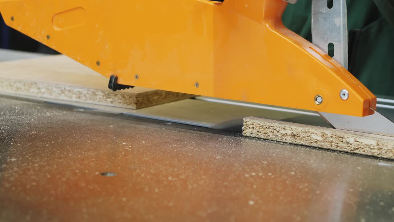 человек на работе пилает древесину. круговая пила