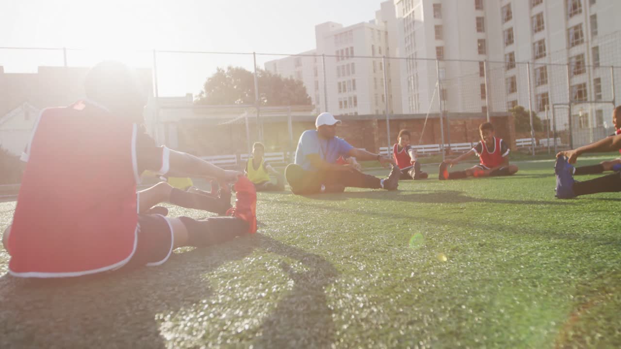 niños de fútbol haciendo ejercicio en un día soleado