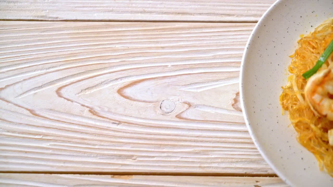 vermicelli pad thai o thai salteado vermicelli con gambas - estilo de comida tailandesa