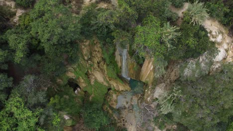 Un-Video-Cinematográfico-De-Drones-Desde-Lo-Alto-Del-Parque-Nacional-En-Taxco-Mirando-La-Cascada