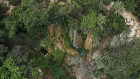 un video cinematográfico de drones desde lo alto del parque nacional en taxco mirando la cascada
