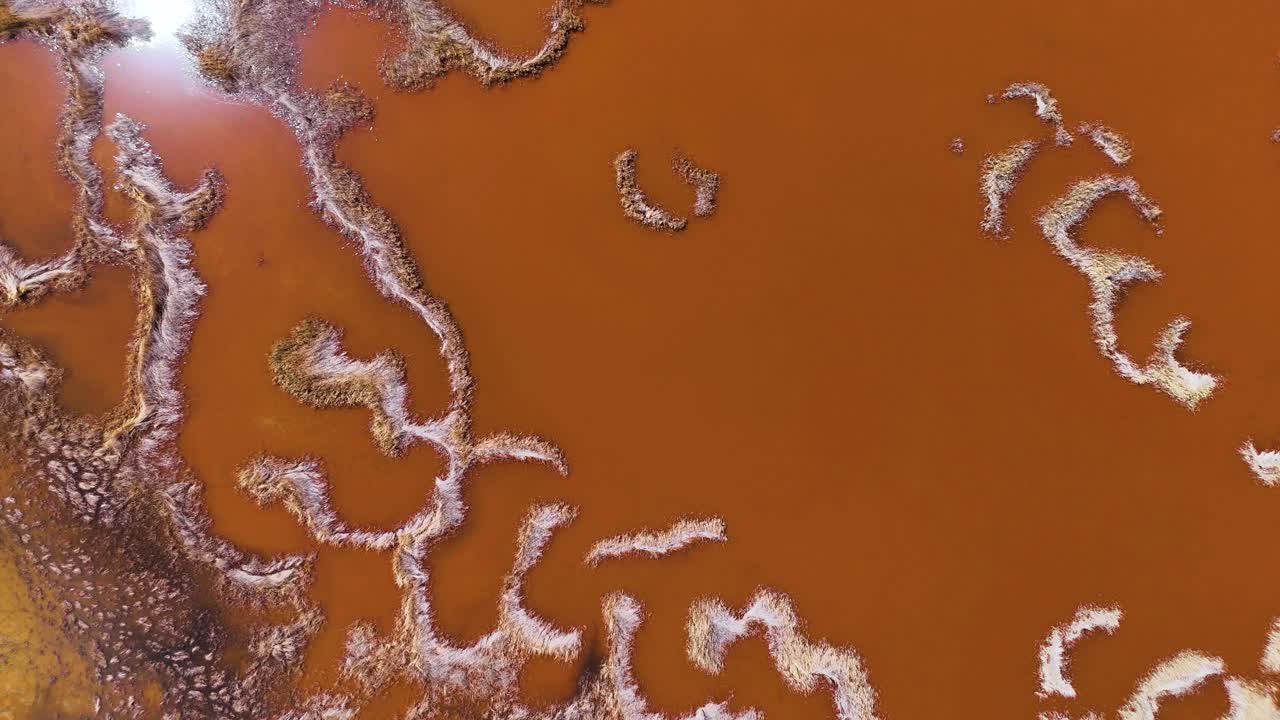 중국 내몽골 자치구 텐거 사막에 있는 울란 호수 (wulan lake) 의 다채로운 물을 위에서 내려다 볼 수 있다.